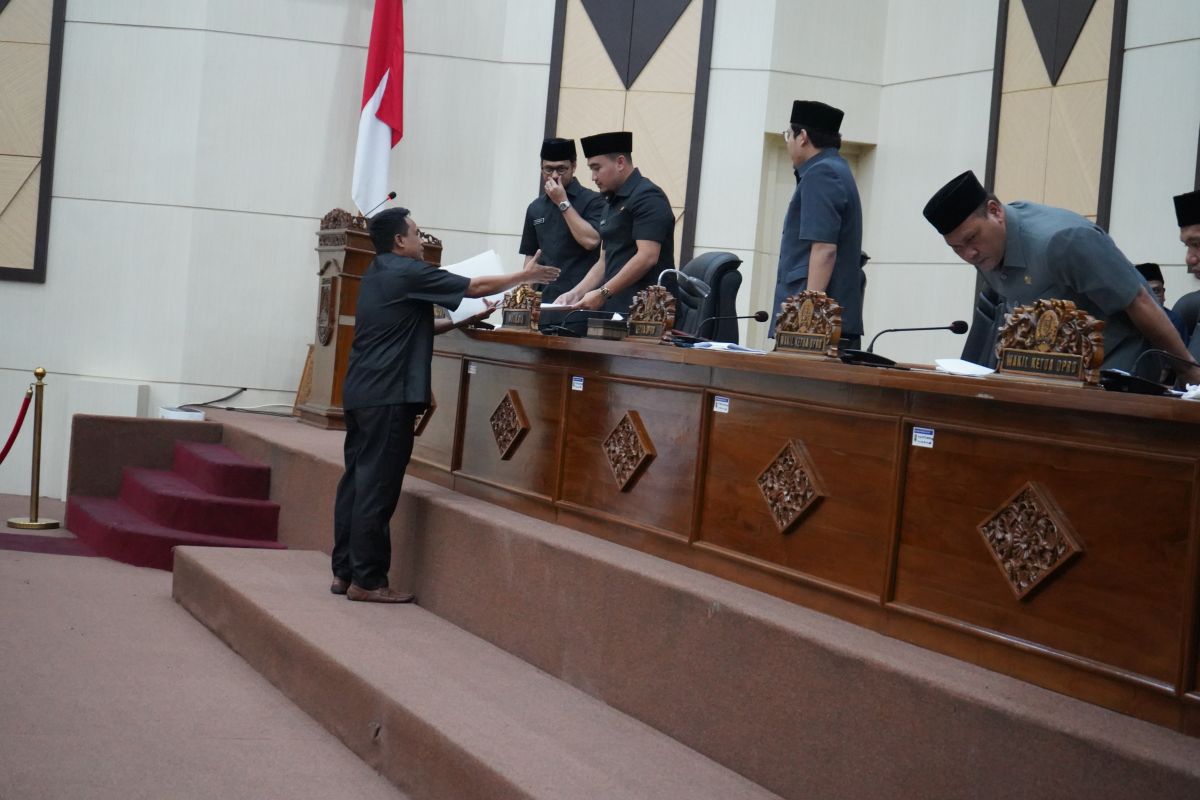RAPAT PARIPURNA DPRD PENYAMPAIAN HASIL RESES II PADA PEMBUKAAN MASA SIDANG III TAHUN 2025